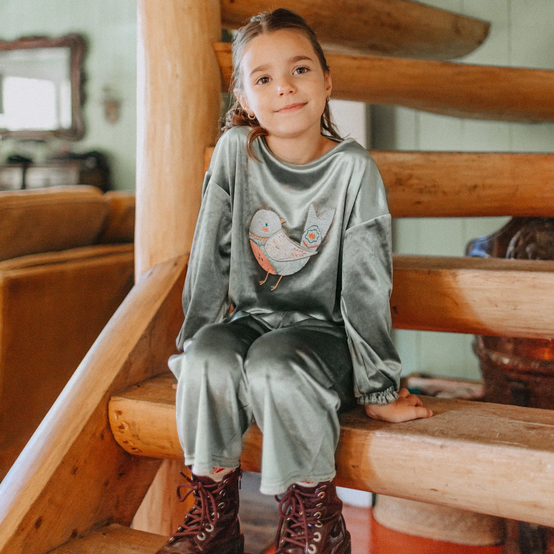 Chandail vert à coupe ample en velours tapé, enfant  || Loose-fitting green sweatshirt in crushed velvet, child