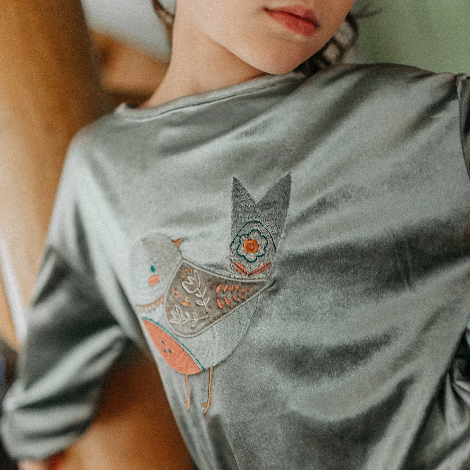 Chandail vert à coupe ample en velours tapé, enfant  || Loose-fitting green sweatshirt in crushed velvet, child