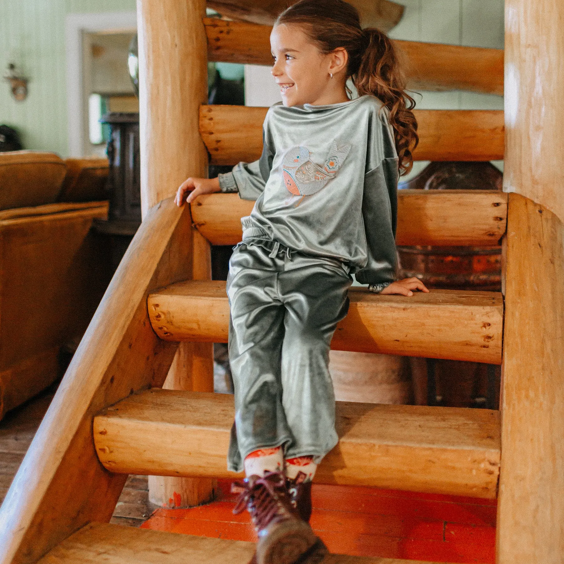 Chandail vert à coupe ample en velours tapé, enfant  || Loose-fitting green sweatshirt in crushed velvet, child