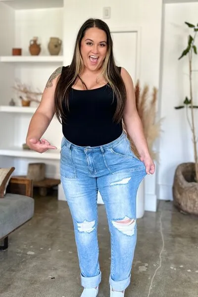 JUDY BLUE FULL SIZE DISTRESSED STRAIGHT JEANS WITH PATCH POCKETS
