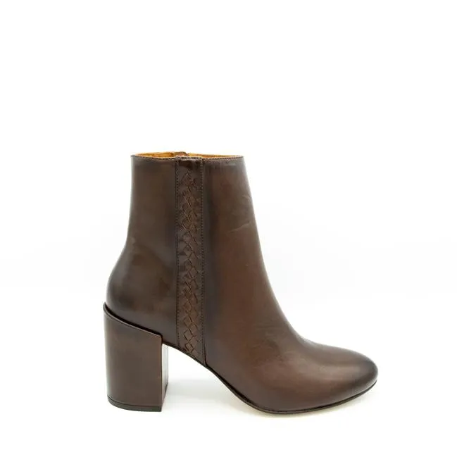 Olivia in Brown