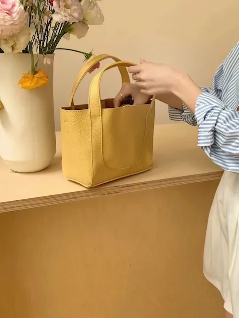 P24064 Medium Tote Crossbody Bag w/Cosmetic Pouch