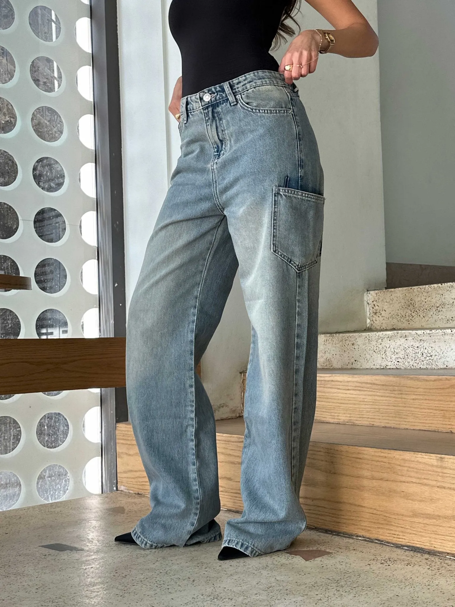 Pocket Wide Leg - Medium Blue Dirty Washed Jeans.