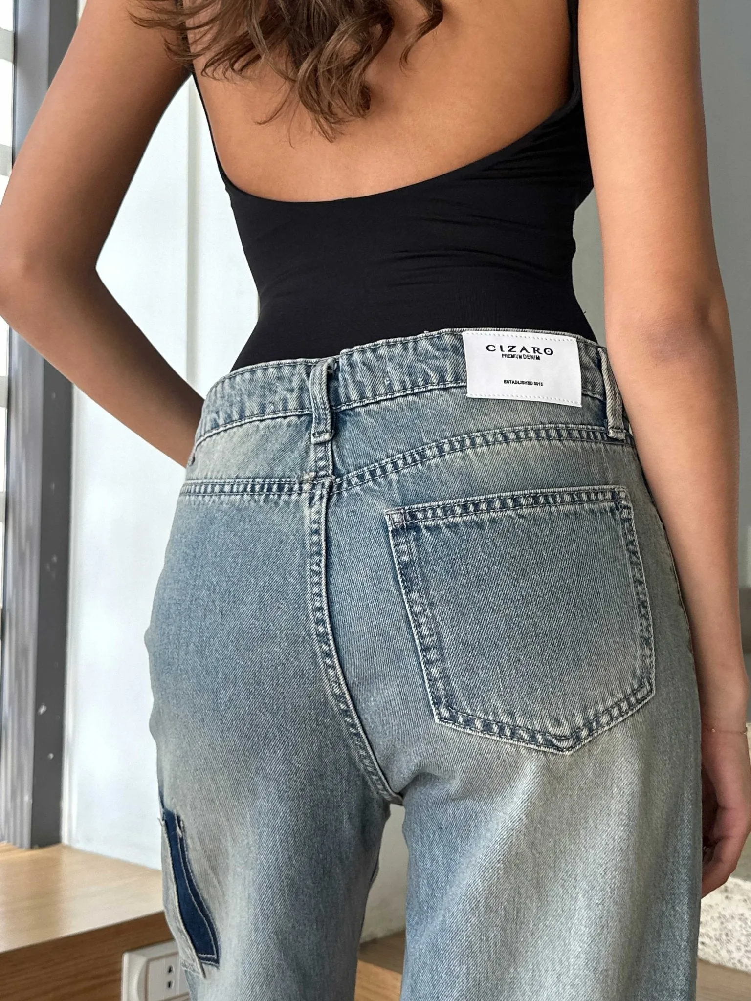 Pocket Wide Leg - Medium Blue Dirty Washed Jeans.