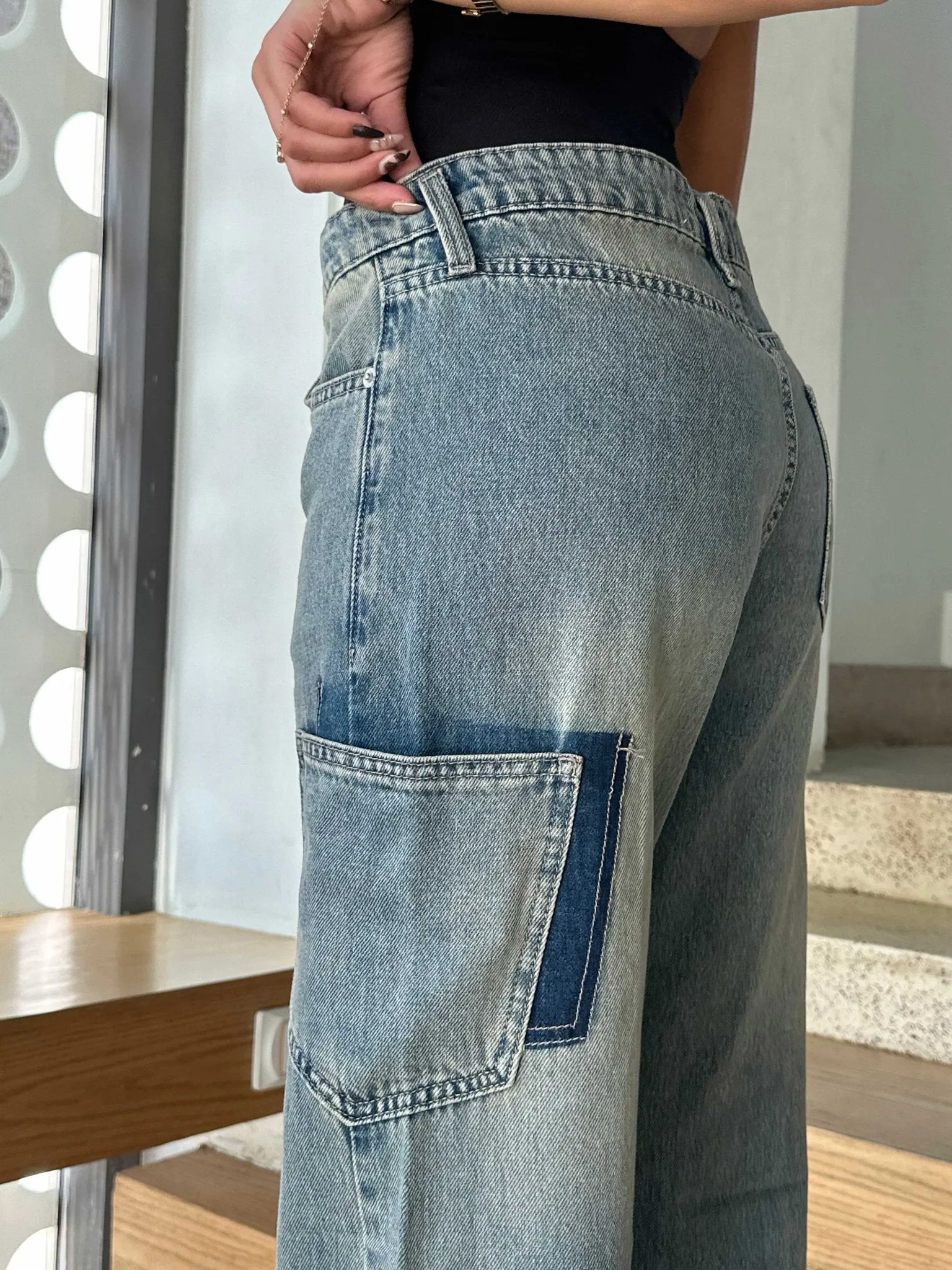 Pocket Wide Leg - Medium Blue Dirty Washed Jeans.